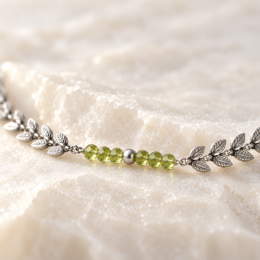 Collier Artémis en acier inoxydable argenté et péridot, pierre de naissance d'août – Gemk
